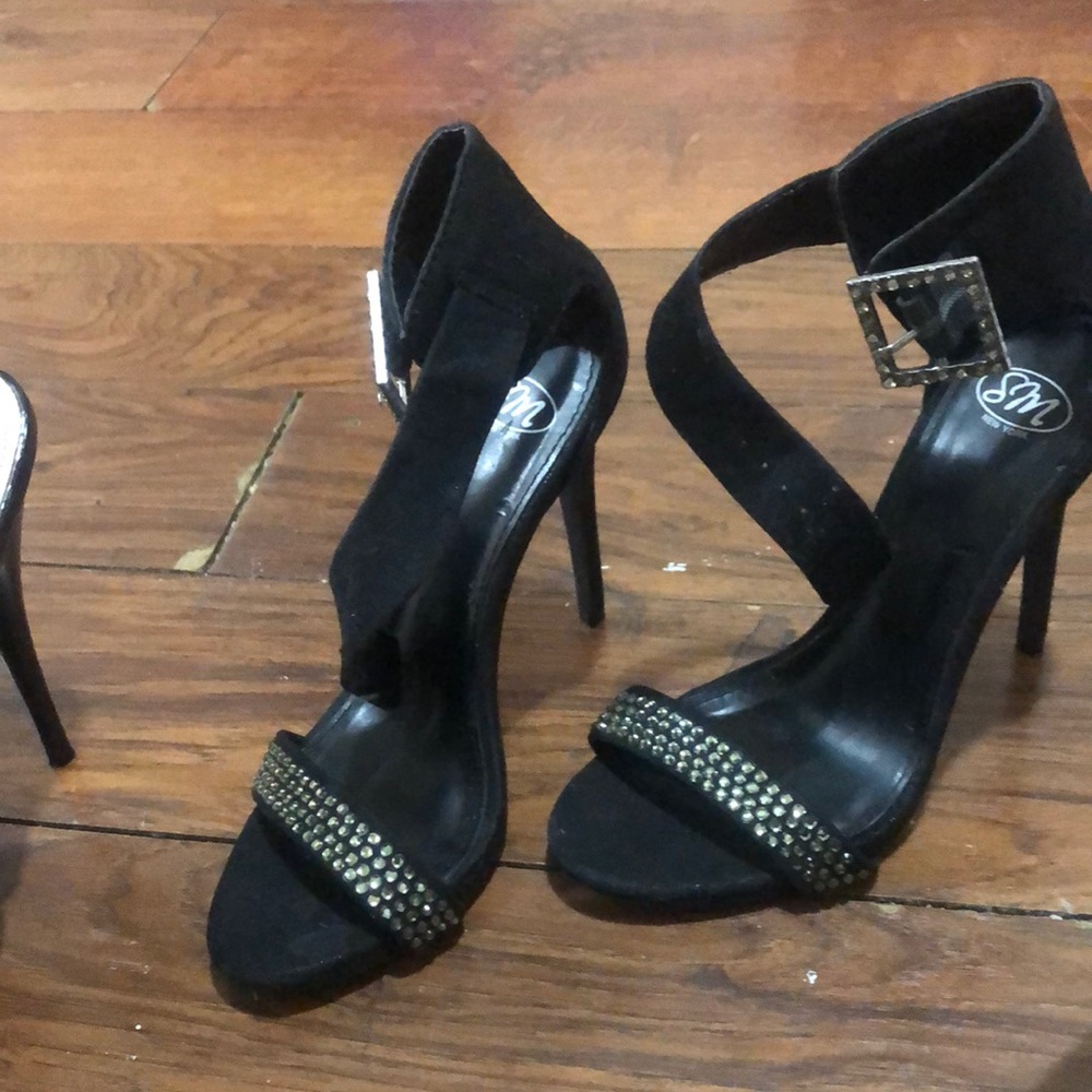 Sizes 7.5-6 cute heals. Good condition. Lmk if your interested